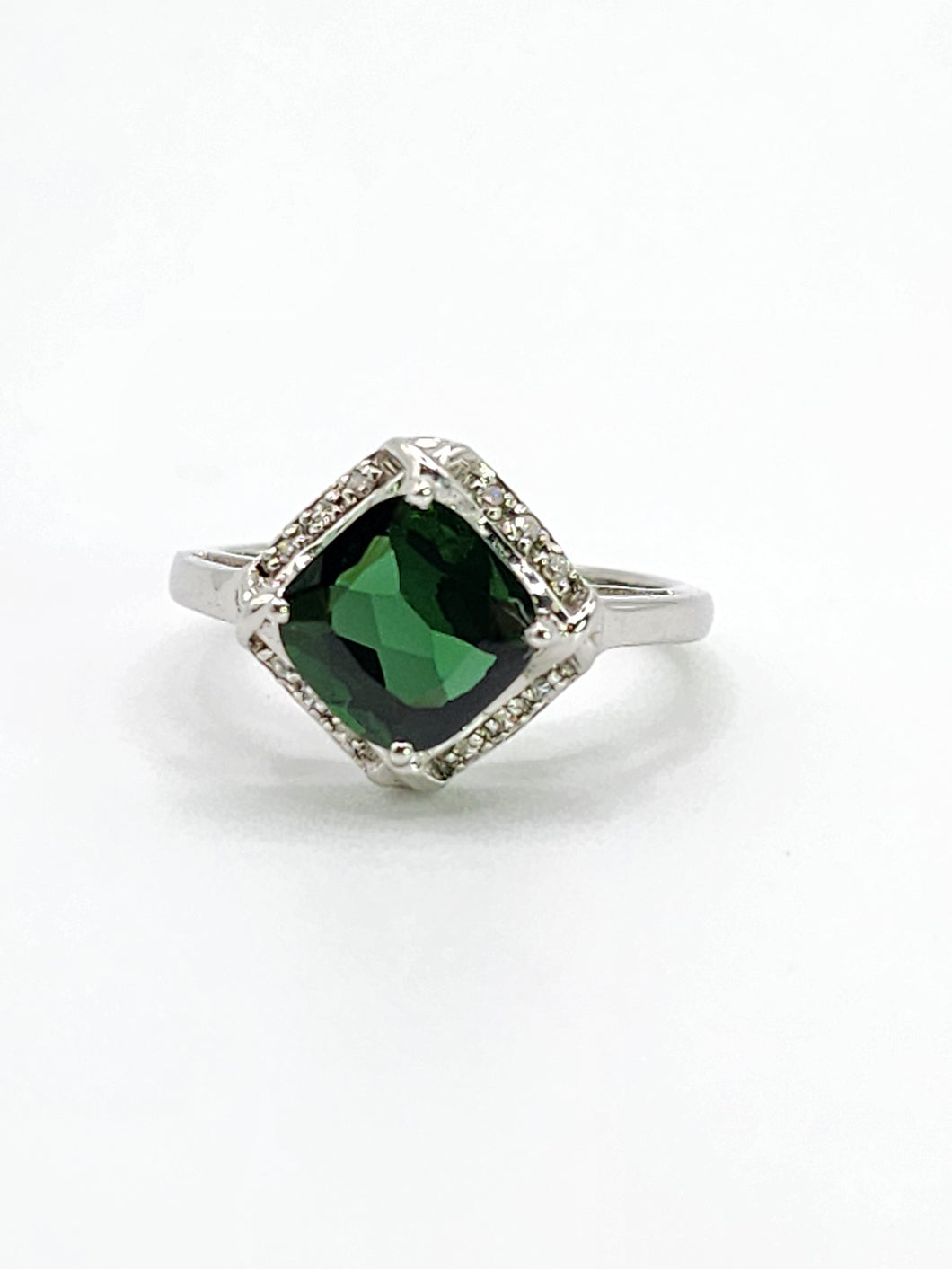 1972: Vintage: 9ct White Gold Green Tourmaline 12 Diamonds Ring- sparkling beauty