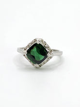 Cargar imagen en el visor de la galería, 1972: Vintage: 9ct White Gold Green Tourmaline 12 Diamonds Ring- sparkling beauty
