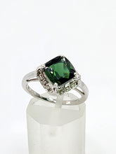 Cargar imagen en el visor de la galería, 1972: Vintage: 9ct White Gold Green Tourmaline 12 Diamonds Ring- sparkling beauty
