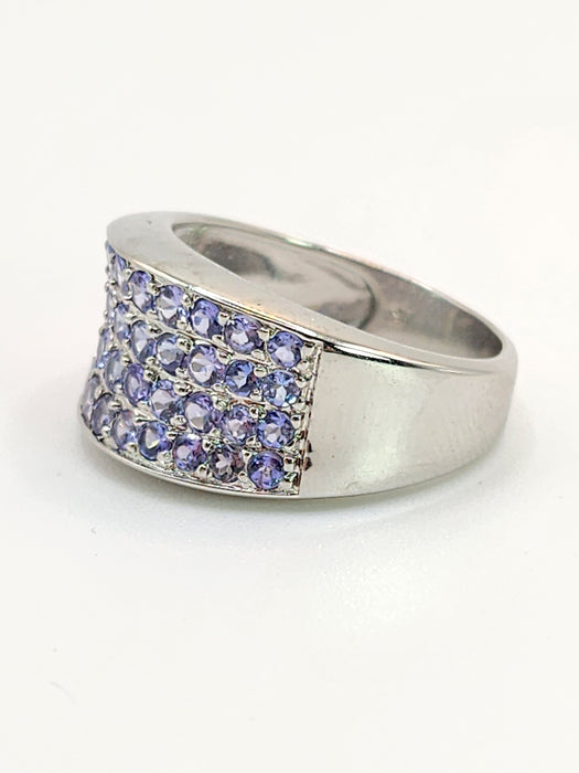 1524: Vintage: 9ct White Gold Violet Blue Tanzanites Dress Ring