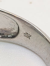Cargar imagen en el visor de la galería, 1524: Vintage: 9ct White Gold Violet Blue Tanzanites Dress Ring
