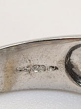 Cargar imagen en el visor de la galería, 1524: Vintage: 9ct White Gold Violet Blue Tanzanites Dress Ring
