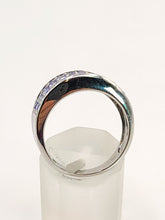 Cargar imagen en el visor de la galería, 1524: Vintage: 9ct White Gold Violet Blue Tanzanites Dress Ring
