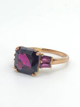 Cargar imagen en el visor de la galería, 1993: Vintage: 9ct Rose Gold Rhodolite Garnets Cocktail Ring- Pink Gold Purple Garnets
