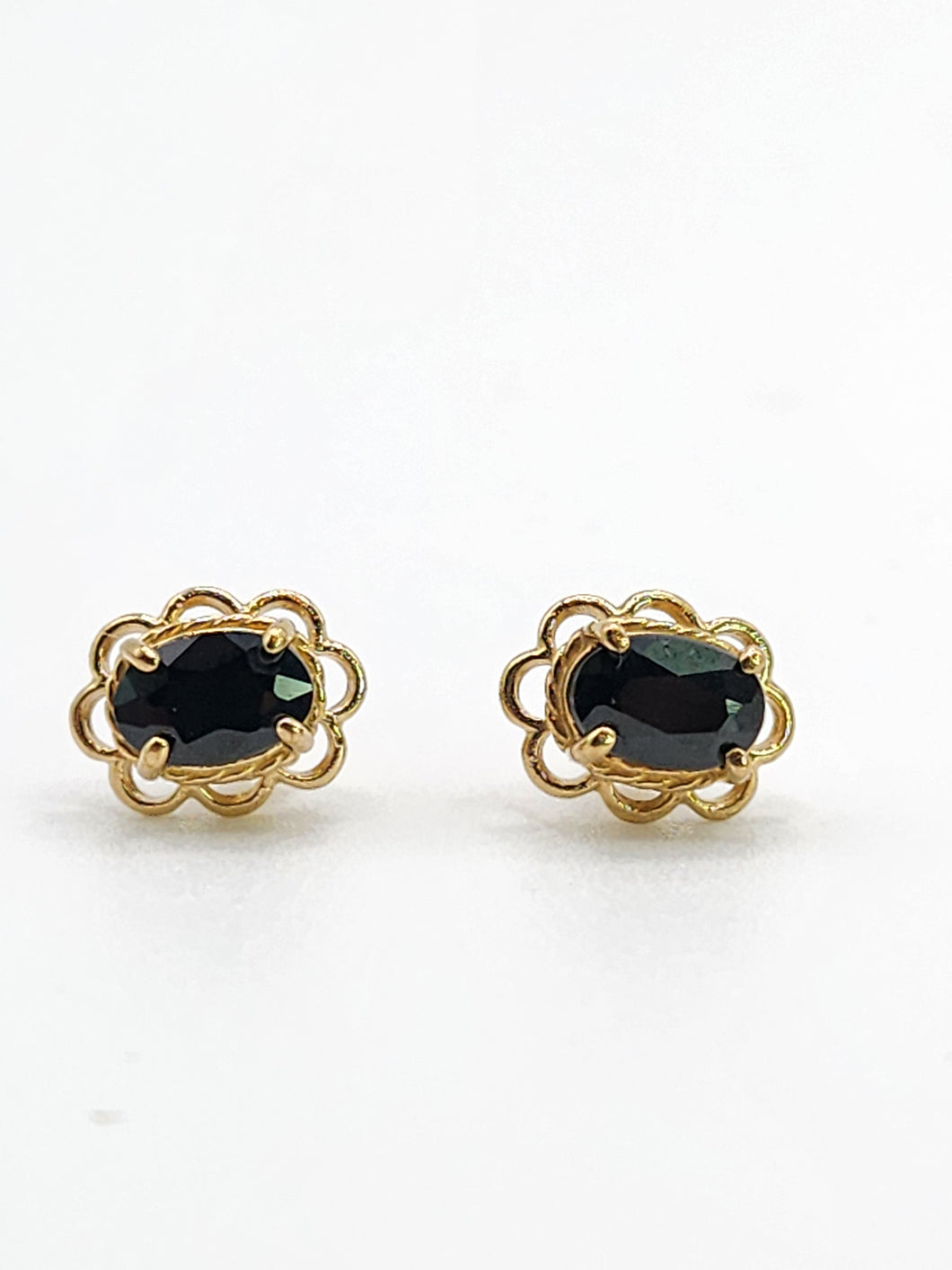 0822: Vintage: 9ct Gold Faceted Cut Blue Sapphire Stud Earrings