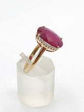 Cargar imagen en el visor de la galería, 1968: Vintage; 9ct Gold Large Red Topaz 18 Natural Diamonds; Cluster Ring - Diana style
