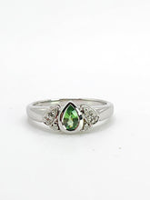 Cargar imagen en el visor de la galería, 2001: Vintage: 9ct White Gold Peridot Diamonds Trefoil Ring- Fresh, sparkly, eye candy
