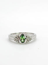 Cargar imagen en el visor de la galería, 2001: Vintage: 9ct White Gold Peridot Diamonds Trefoil Ring- Fresh, sparkly, eye candy
