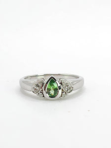2001: Vintage: 9ct White Gold Peridot Diamonds Trefoil Ring- Fresh, sparkly, eye candy