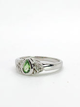 Cargar imagen en el visor de la galería, 2001: Vintage: 9ct White Gold Peridot Diamonds Trefoil Ring- Fresh, sparkly, eye candy
