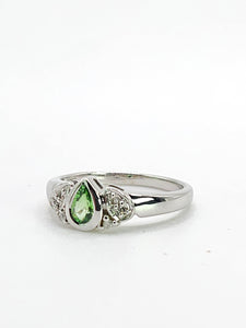 2001: Vintage: 9ct White Gold Peridot Diamonds Trefoil Ring- Fresh, sparkly, eye candy
