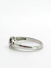 Cargar imagen en el visor de la galería, 2001: Vintage: 9ct White Gold Peridot Diamonds Trefoil Ring- Fresh, sparkly, eye candy
