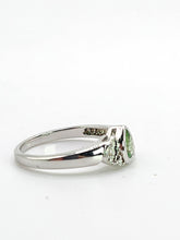 Cargar imagen en el visor de la galería, 2001: Vintage: 9ct White Gold Peridot Diamonds Trefoil Ring- Fresh, sparkly, eye candy
