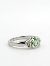 Cargar imagen en el visor de la galería, 2001: Vintage: 9ct White Gold Peridot Diamonds Trefoil Ring- Fresh, sparkly, eye candy
