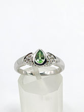 Cargar imagen en el visor de la galería, 2001: Vintage: 9ct White Gold Peridot Diamonds Trefoil Ring- Fresh, sparkly, eye candy
