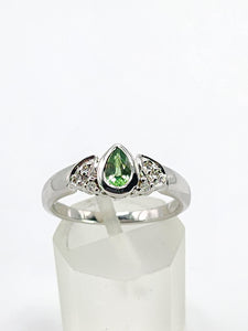 2001: Vintage: 9ct White Gold Peridot Diamonds Trefoil Ring- Fresh, sparkly, eye candy