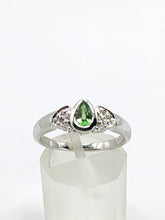 Cargar imagen en el visor de la galería, 2001: Vintage: 9ct White Gold Peridot Diamonds Trefoil Ring- Fresh, sparkly, eye candy

