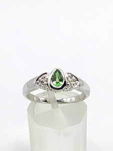 2001: Vintage: 9ct White Gold Peridot Diamonds Trefoil Ring- Fresh, sparkly, eye candy