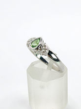 Cargar imagen en el visor de la galería, 2001: Vintage: 9ct White Gold Peridot Diamonds Trefoil Ring- Fresh, sparkly, eye candy
