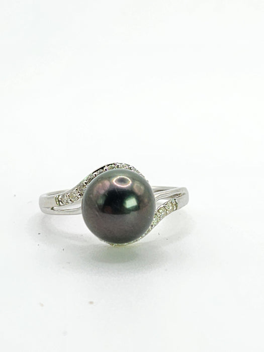 2033: Vintage: 18ct White Gold 18 Diamonds Black Tahitian Pearl Ring- Lovely combination