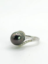 Cargar imagen en el visor de la galería, 2033: Vintage: 18ct White Gold 18 Diamonds Black Tahitian Pearl Ring- Lovely combination
