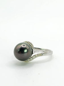 2033: Vintage: 18ct White Gold 18 Diamonds Black Tahitian Pearl Ring- Lovely combination