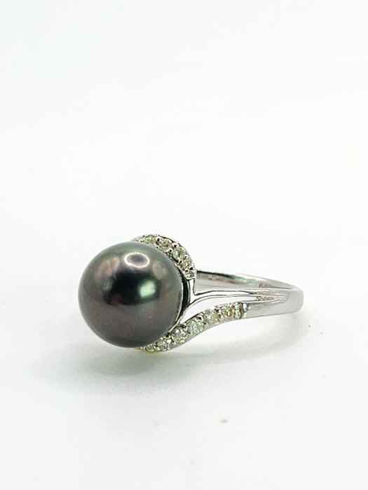 2033: Vintage: 18ct White Gold 18 Diamonds Black Tahitian Pearl Ring- Lovely combination