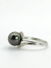 Cargar imagen en el visor de la galería, 2033: Vintage: 18ct White Gold 18 Diamonds Black Tahitian Pearl Ring- Lovely combination
