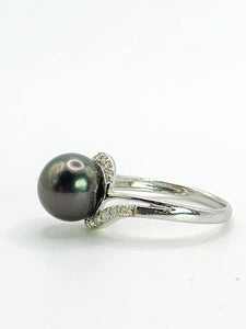 2033: Vintage: 18ct White Gold 18 Diamonds Black Tahitian Pearl Ring- Lovely combination
