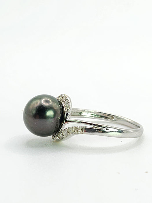 2033: Vintage: 18ct White Gold 18 Diamonds Black Tahitian Pearl Ring- Lovely combination