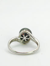 Cargar imagen en el visor de la galería, 2033: Vintage: 18ct White Gold 18 Diamonds Black Tahitian Pearl Ring- Lovely combination
