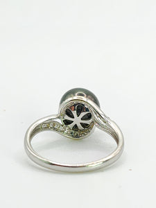 2033: Vintage: 18ct White Gold 18 Diamonds Black Tahitian Pearl Ring- Lovely combination