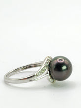 Cargar imagen en el visor de la galería, 2033: Vintage: 18ct White Gold 18 Diamonds Black Tahitian Pearl Ring- Lovely combination
