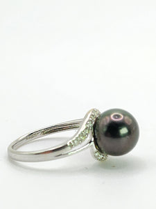 2033: Vintage: 18ct White Gold 18 Diamonds Black Tahitian Pearl Ring- Lovely combination