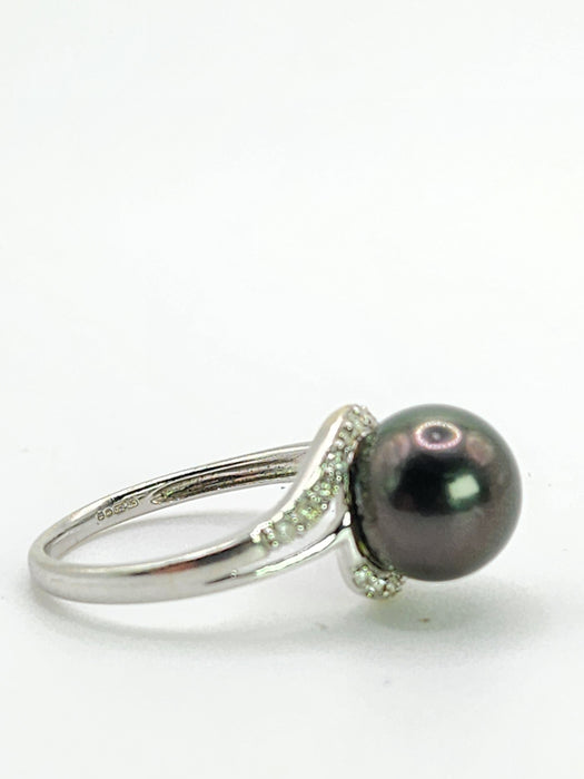 2033: Vintage: 18ct White Gold 18 Diamonds Black Tahitian Pearl Ring- Lovely combination