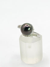 Cargar imagen en el visor de la galería, 2033: Vintage: 18ct White Gold 18 Diamonds Black Tahitian Pearl Ring- Lovely combination
