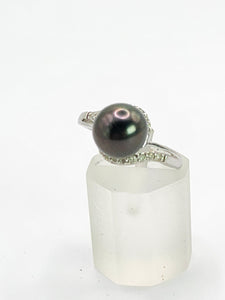 2033: Vintage: 18ct White Gold 18 Diamonds Black Tahitian Pearl Ring- Lovely combination