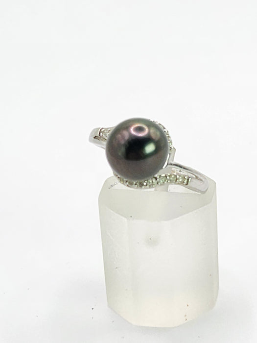 2033: Vintage: 18ct White Gold 18 Diamonds Black Tahitian Pearl Ring- Lovely combination