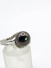 Cargar imagen en el visor de la galería, 2033: Vintage: 18ct White Gold 18 Diamonds Black Tahitian Pearl Ring- Lovely combination
