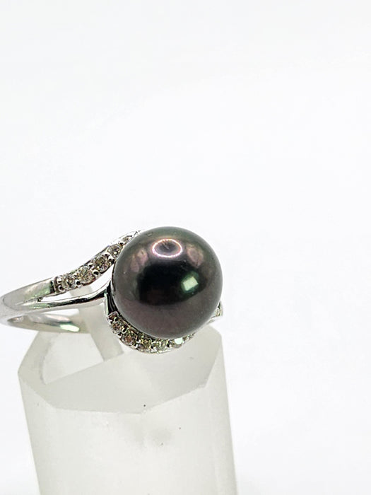 2033: Vintage: 18ct White Gold 18 Diamonds Black Tahitian Pearl Ring- Lovely combination