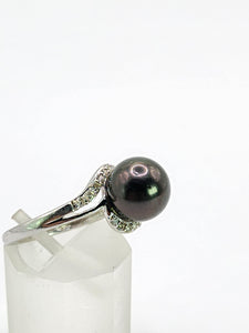 2033: Vintage: 18ct White Gold 18 Diamonds Black Tahitian Pearl Ring- Lovely combination