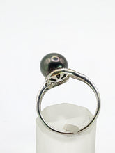 Cargar imagen en el visor de la galería, 2033: Vintage: 18ct White Gold 18 Diamonds Black Tahitian Pearl Ring- Lovely combination
