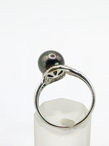 2033: Vintage: 18ct White Gold 18 Diamonds Black Tahitian Pearl Ring- Lovely combination