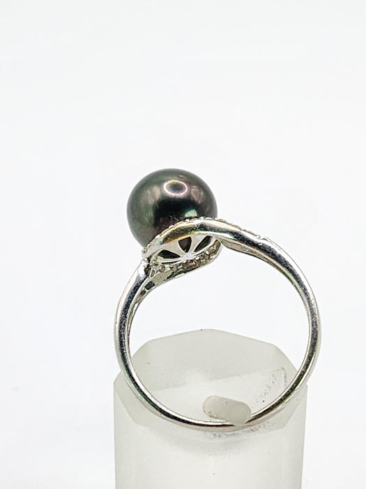 2033: Vintage: 18ct White Gold 18 Diamonds Black Tahitian Pearl Ring- Lovely combination