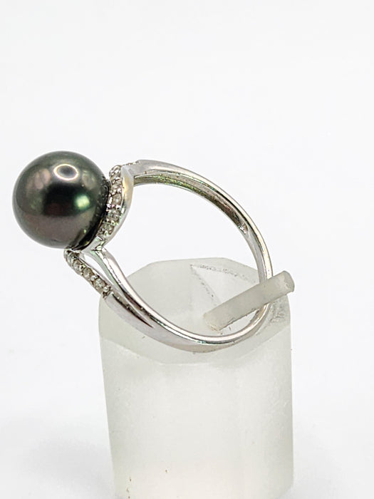 2033: Vintage: 18ct White Gold 18 Diamonds Black Tahitian Pearl Ring- Lovely combination