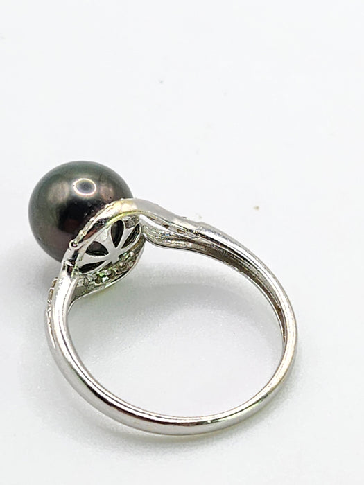 2033: Vintage: 18ct White Gold 18 Diamonds Black Tahitian Pearl Ring- Lovely combination