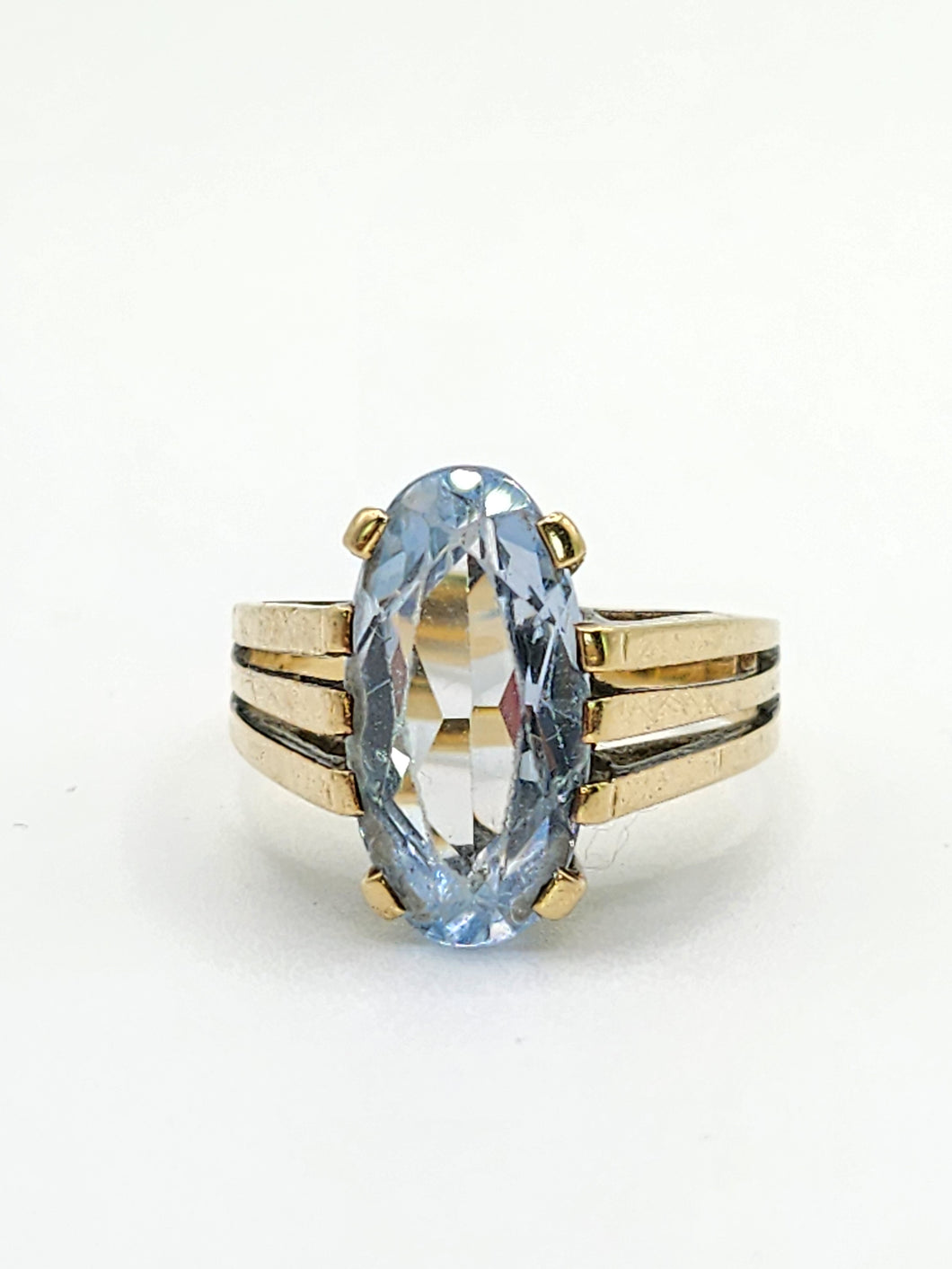 2086: Vintage; 9ct Gold Large Pale Blue Solitaire Ring- Mature colour and hues