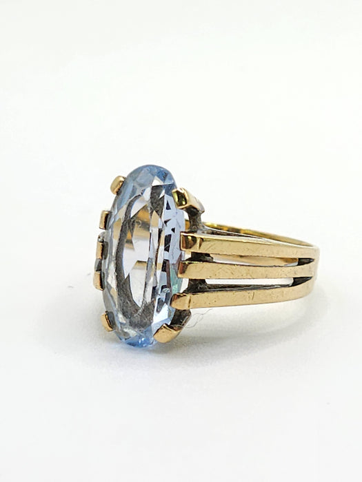 2086: Vintage; 9ct Gold Large Pale Blue Solitaire Ring- Mature colour and hues