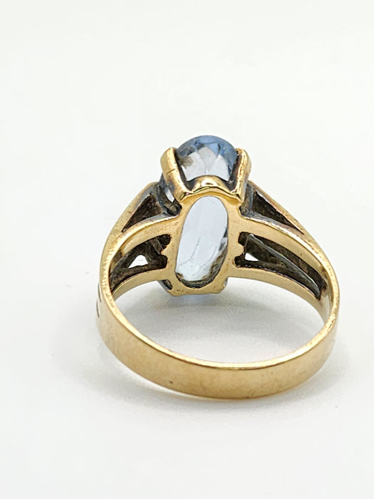 2086: Vintage; 9ct Gold Large Pale Blue Solitaire Ring- Mature colour and hues