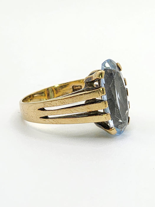 2086: Vintage; 9ct Gold Large Pale Blue Solitaire Ring- Mature colour and hues